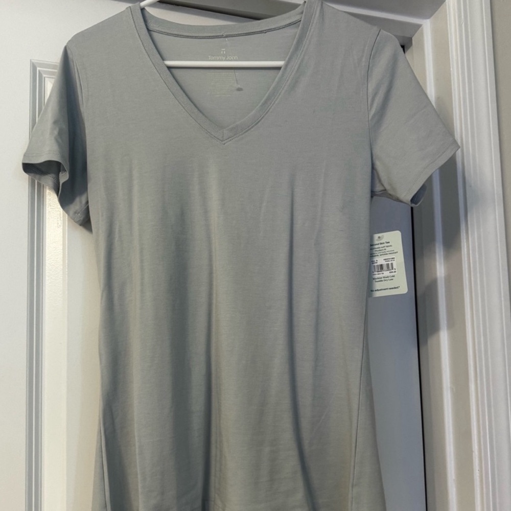 Women’s Tommy John Second Skin V neck T shirt size small new with tags